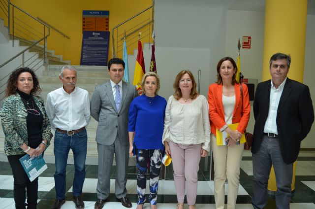 Las playas del Mar Menor contarán con 43 kilómetros de redes antimedusas este verano