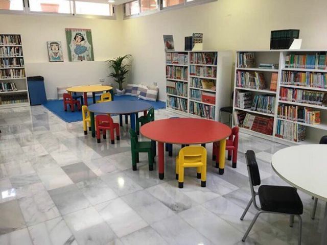 La biblioteca municipal en La Manga estrena mobiliario