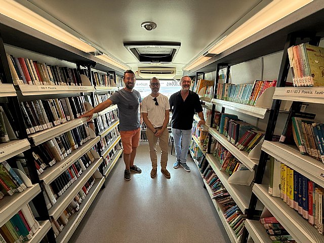 El Bibliobús vuelve a Santiago de la Ribera para llenar el verano de lecturas junto al mar