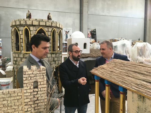 El director general de Artesanía, Francisco Abril visitó 'las cocinas' del nuevo 'Belén de España'