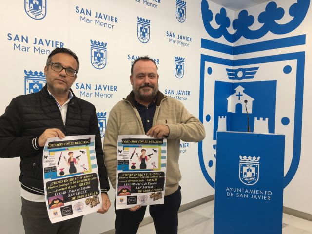 Corte de pelo solidario y gratuito en la plaza de España de San Javier para cortar con el bullying
