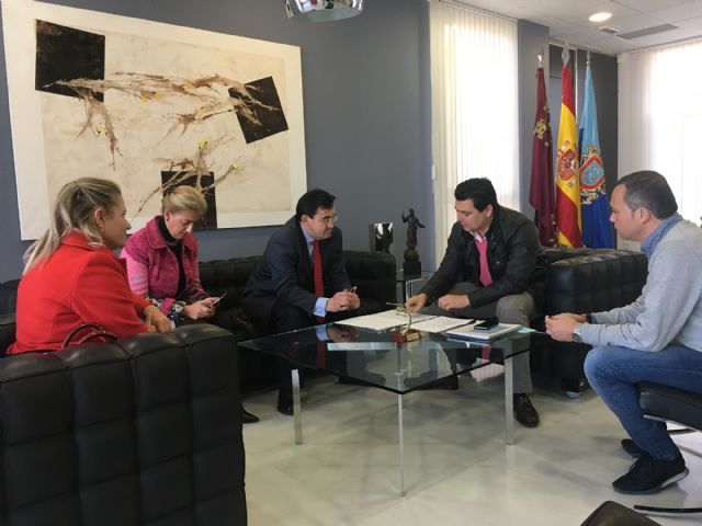 El Alcalde reclama para el municipio ciclos formativos que den respuesta a las demandas laborales de  las empresas