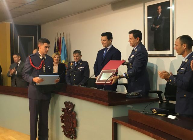 El alcalde declaró 'vecinos de San Javier' a los nuevos alumnos de la AGA en su tradicional visita al Ayuntamiento