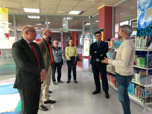 La Fundación Banco de Santander entrega los 6000 euros en metálico y 1700 en libros, del Premio concedido a la biblioteca de San Javier