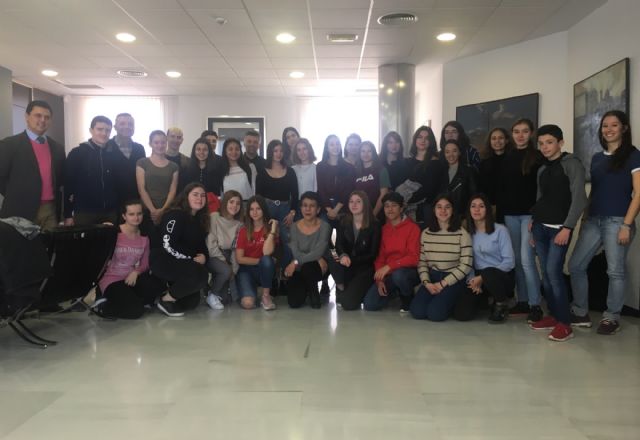 El alcalde recibe a un grupo de estudiantes franceses que se encuentran de intercambio lingüístico en el municipio