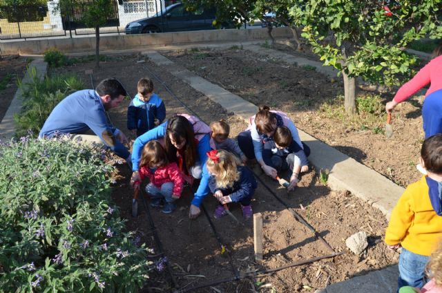 La visita de los alumnos de la Guardería municipal al huerto escolar inauguró los actos para celebrar los días del Árbol y del Agua