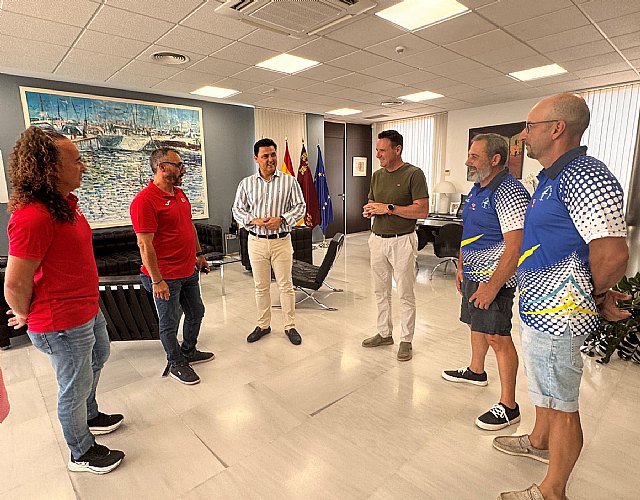 El alcalde recibe a cuatro palistas locales que vuelven de competiciones europeas con medallas de oro, plata y bronce