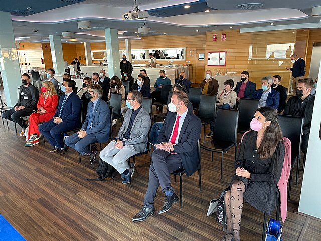 El alcalde, José Miguel Luengo presenta el proyecto 'San Javier, ciudad del aire' a un grupo de start-ups nórdicas