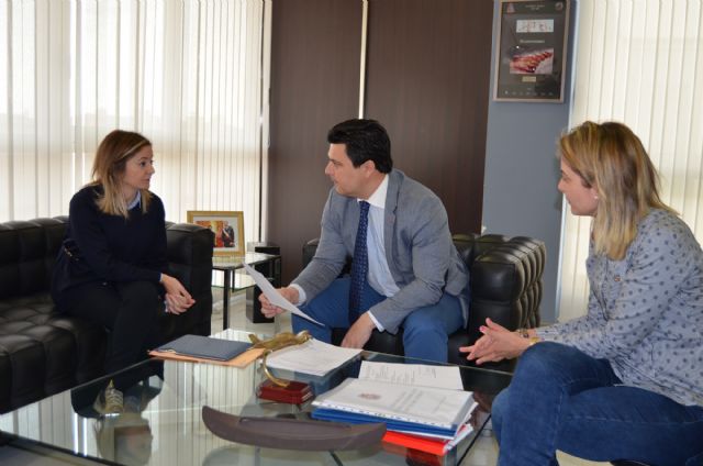 La directora general de Centros Educativos se reúne con el Alcalde para analizar las necesidades del municipio en infraestructuras educativas