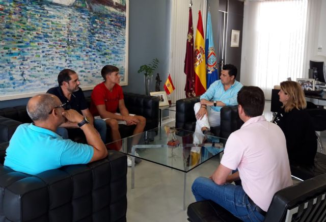 El alcalde recibe al palista Pablo Sánchez, de 16 años, tras ganar 5 medallas de oro y una de bronce que le llevan al Mundial Junior de Rumanía en agosto