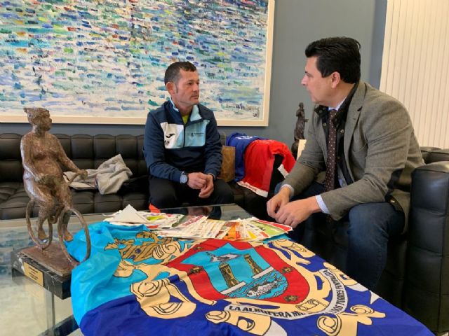 El alcalde recibe al atleta Celestino Zapata, veterano del club deportivo de Aidemar con el que ha competido en los últimos años