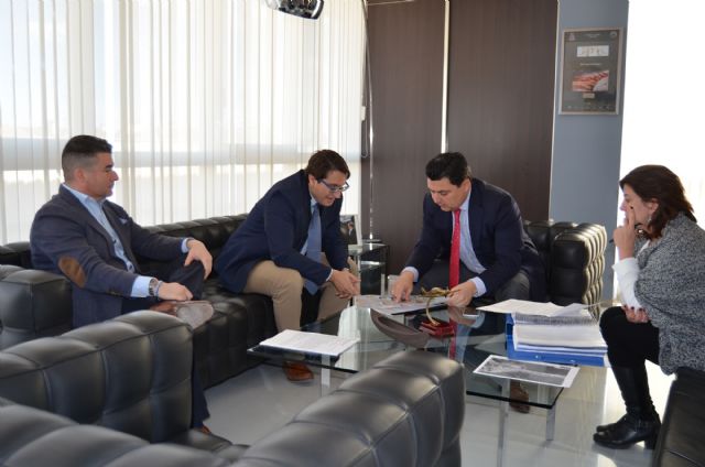 El alcalde aborda con el director general de Transportes, Costas y Puertos la mejora del transporte público en el municipio