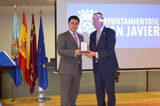 Aidemar recibió anoche la Medalla de Oro de la Villa de San Javier
