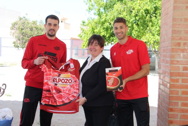 Fabio y Pito comparten la jornada con los escolares del CEIP Severo Ochoa de San Javier