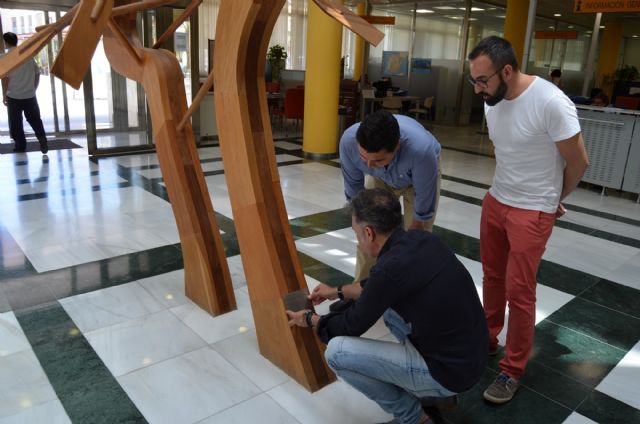 Nicolás de Maya 'firma' la escultura que realizó en 2007 para el Ayuntamiento de San Javier