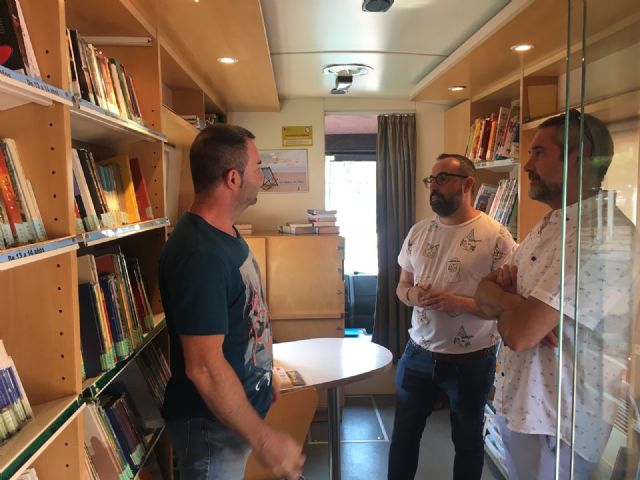 El Bibliobús vuelve con el verano a Santiago de la Ribera