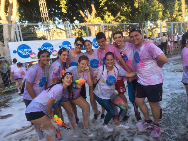 Un millar de personas participaron en la 'Spume Run', la primera carrera de espuma de colores de España, celebrado en Santiago de la Ribera