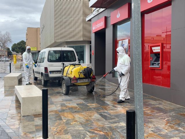 Seis equipos con 12 operarios fumigarán a partir de mañana las zonas cercanas a establecimientos abiertos en todo el municipio de San Javier