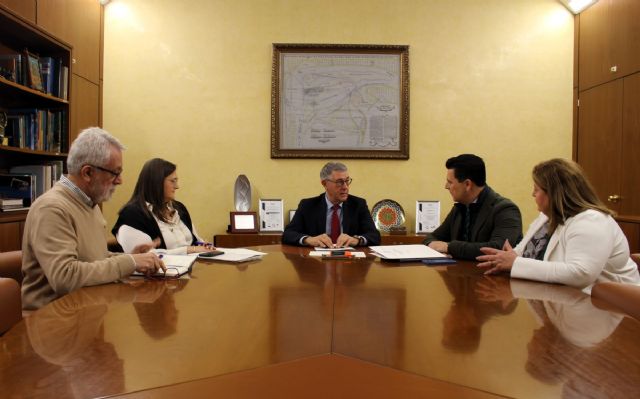 Urrea mantiene una reunión con el alcalde de San Javier