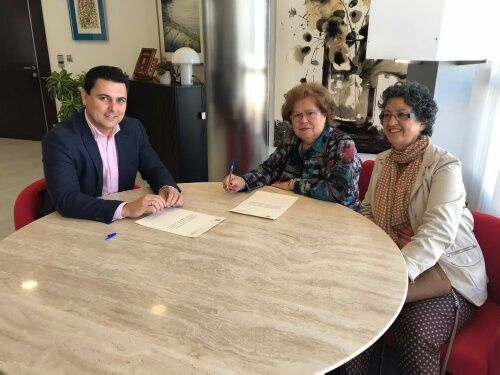 El Ayuntamiento renueva su convenio de colaboración con tres nuevas asociaciones, Cáritas y Amas de Casa, de Santiago de la Ribera y Amigos del Pueblo Saharaui