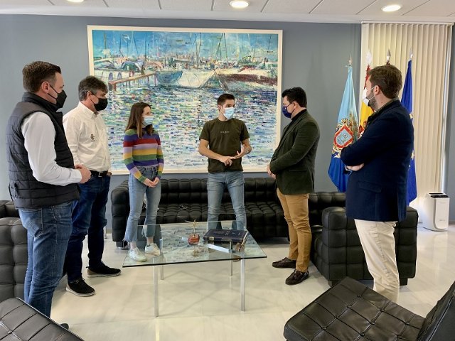 El alcalde José Miguel Luengo recibe al piloto Nacho Armillas, campeón del mundo en Ski Division GP1