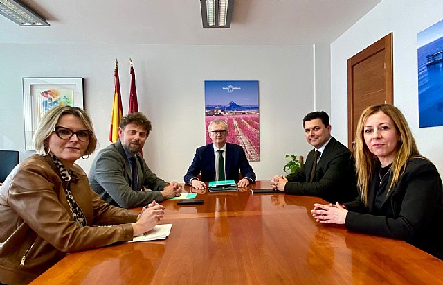 El alcalde José Miguel Luengo se reúne con el consejero de Salud, Juan José Pedreño, para abordar temas de interés municipal en materia de sanidad