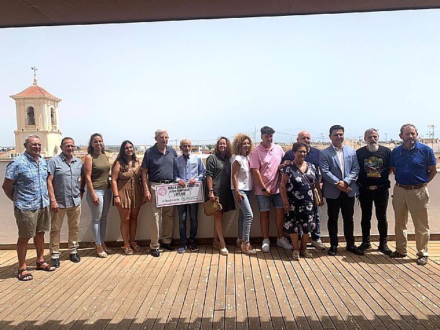 Firma de convenio y entrega de cheque benéfico a la Asociación Española contra el Cáncer