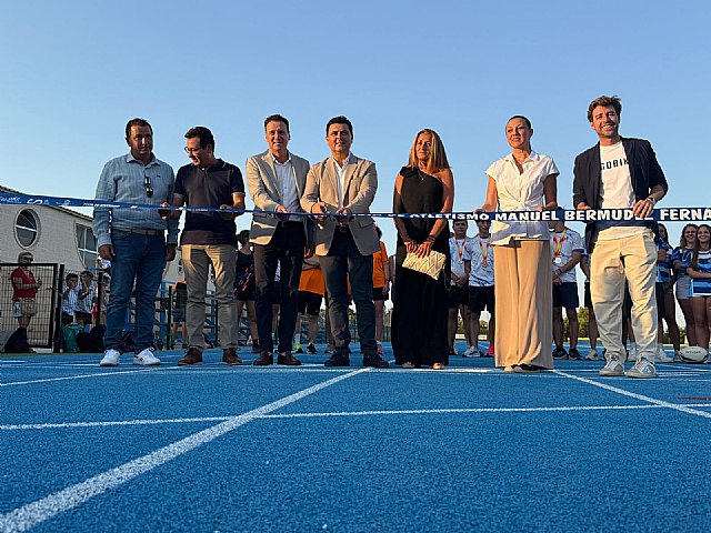 San Javier inaugura la renovada pista de atletismo que llevará el nombre de Manolo Bermúdez