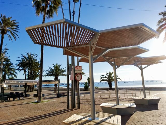 Tres nuevas pérgolas crean zonas de sombra junto a la Playa Barnuevo