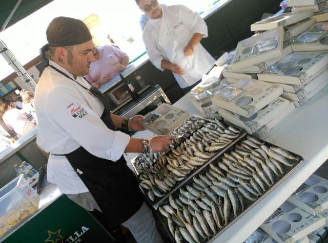 Éxito de público en MiMarMenor de Salazón que se despidió ayer con una gran moraga de sardinas en la plaza de España