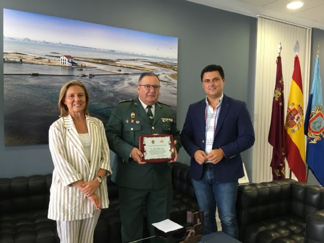El Alcalde despide al Brigada de la Guardia Civil, Antonio Millán, que deja el Puesto de Santiago de la Ribera tras 23 años de servicio