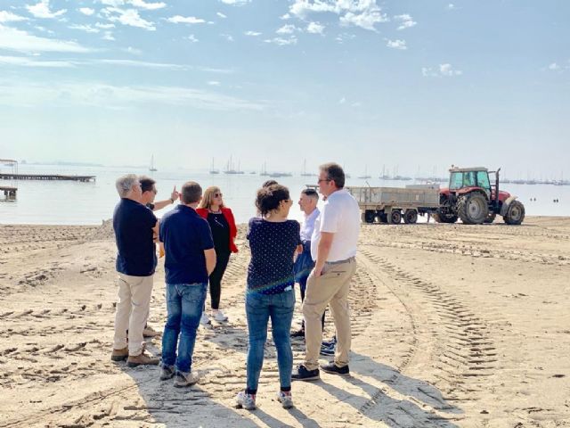 La directora general del Mar Menor, Miriam Pérez comprueba las labores de limpieza del Mar Menor en Santiago de la Ribera