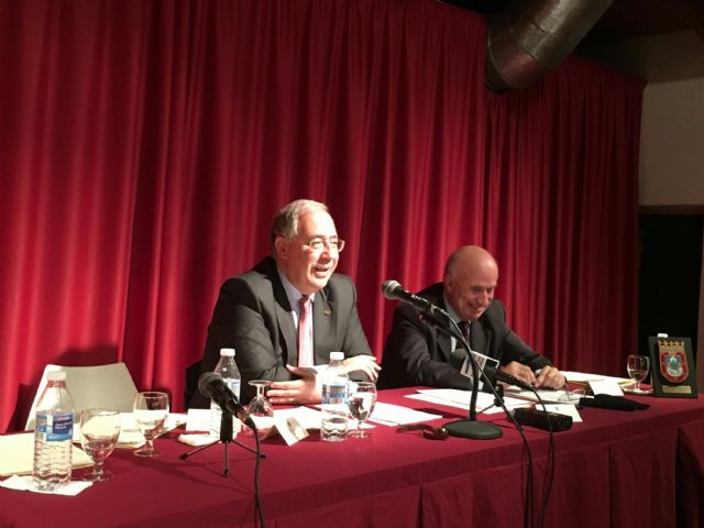El Rector de la Universidad de Lleida, y Premio Nacional de Historia, Roberto Fernández Díaz advierte en San Javier del peligro de convertir el patriotismo local en un nacionalismo cantonal