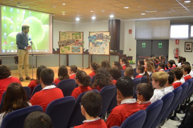 Escolares del colegio 'Sagrado Corazón' exponen en el Ayuntamiento sus trabajos sobre la Depuradora y el Centro de tecnología agraria
