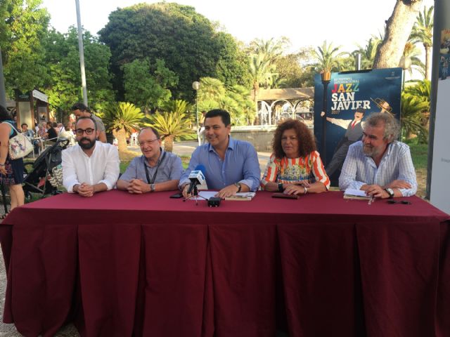 Dos profesores de Arte estudian los carteles del Festival de Jazz de San Javier en el libro 'Músicas en un cartel. Imagen del Festival de Jazz de San Javier'