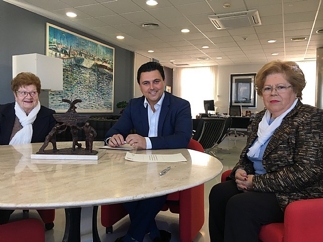El alcalde firma convenios de colaboración con dos asociaciones de Amas de Casa