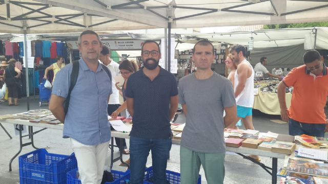 La biblioteca de San Javier regala libros en el mercadillo de Santiago de la Ribera