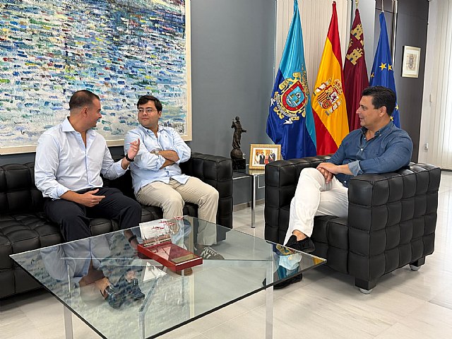 San Javier reconoce el esfuerzo de dos jóvenes del municipio que han aprobado la oposición a notarías