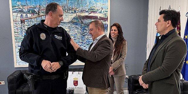 El director general de Administración Local, Francisco Abril, entrega en San Javier los nuevos emblemas de brazo que lucirán los policías locales de la Región