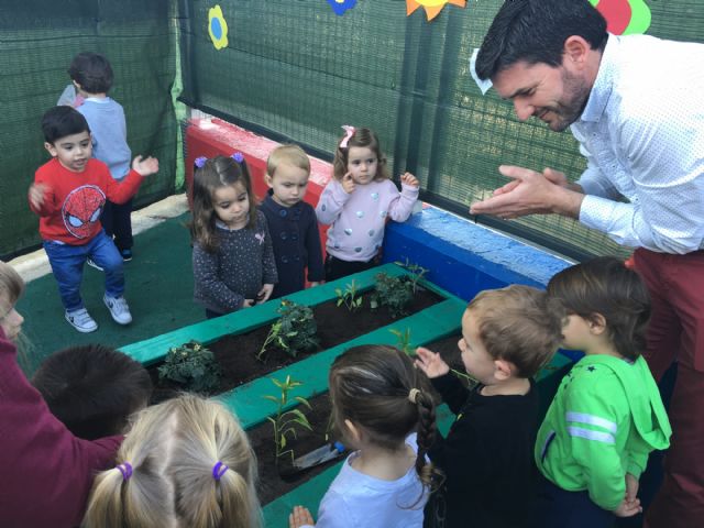 La Escuela municipal Infantil estrena huerto escolar