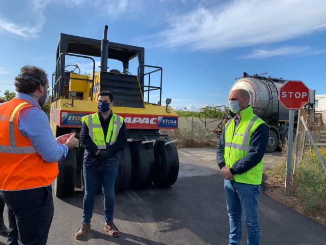 El alcalde, José Miguel Luengo visita las obras de reparación de cinco caminos rurales