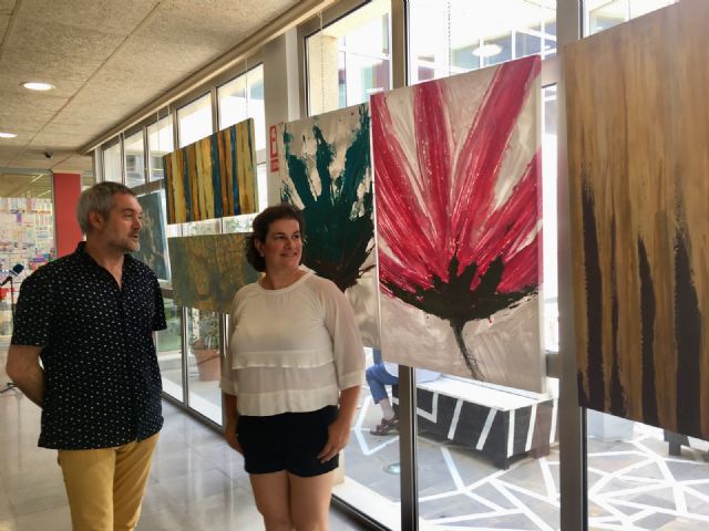 La Biblioteca de San Javier acoge la exposición 'Sensaciones' con once acrílicos de gran formato de Maryflower