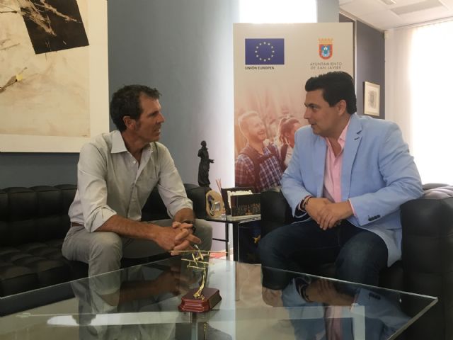 El alcalde recibe al regatista de Santiago de la Ribera, Carlos Martínez flamante campeón de Europa de Máster Láser
