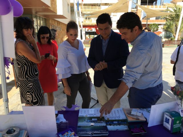 San Javier conmemoró el Día Mundial del Alzheimer con la lectura de un manifiesto y un stand informativo en la plaza de España