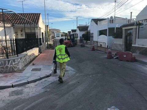 Comienzan las obras que culminarán la reposición de aceras en el barrio Los Pescadores