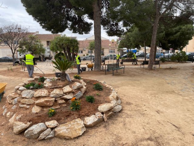 Alumnos del curso de certificación profesional realizan sus prácticas en un jardín municipal