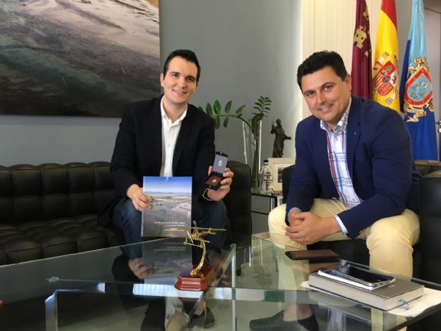 El Alcalde recibe al joven sanjaviereño de 26 años,  Francisco Javier Pérez  tras ganar una plaza de Catedrático en el Conservatorio Superior de Música de Murcia