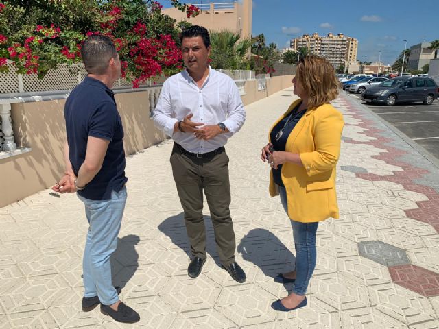 La concejalía de Parques y Jardines renueva el parque infantil de Roda y plantará nuevos ejemplares de pino mediterráneo en la pinada cercana
