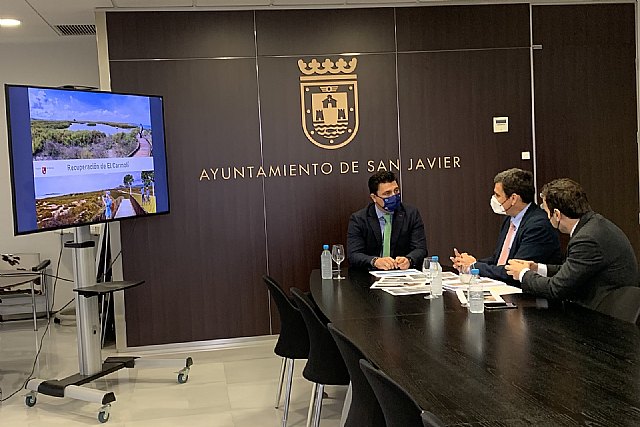 El consejero de Fomento, José Ramón Díez de Revenga y el alcalde de San Javier, José Miguel Luengo abordan el proyecto de renaturalización del Carmolí