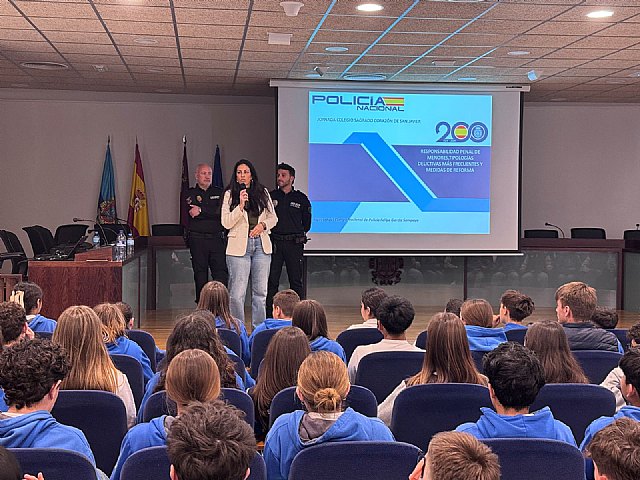 Estudiantes de Secundaria asisten a una charla sobre delincuencia de menores y redes de captación y trata de seres humanos